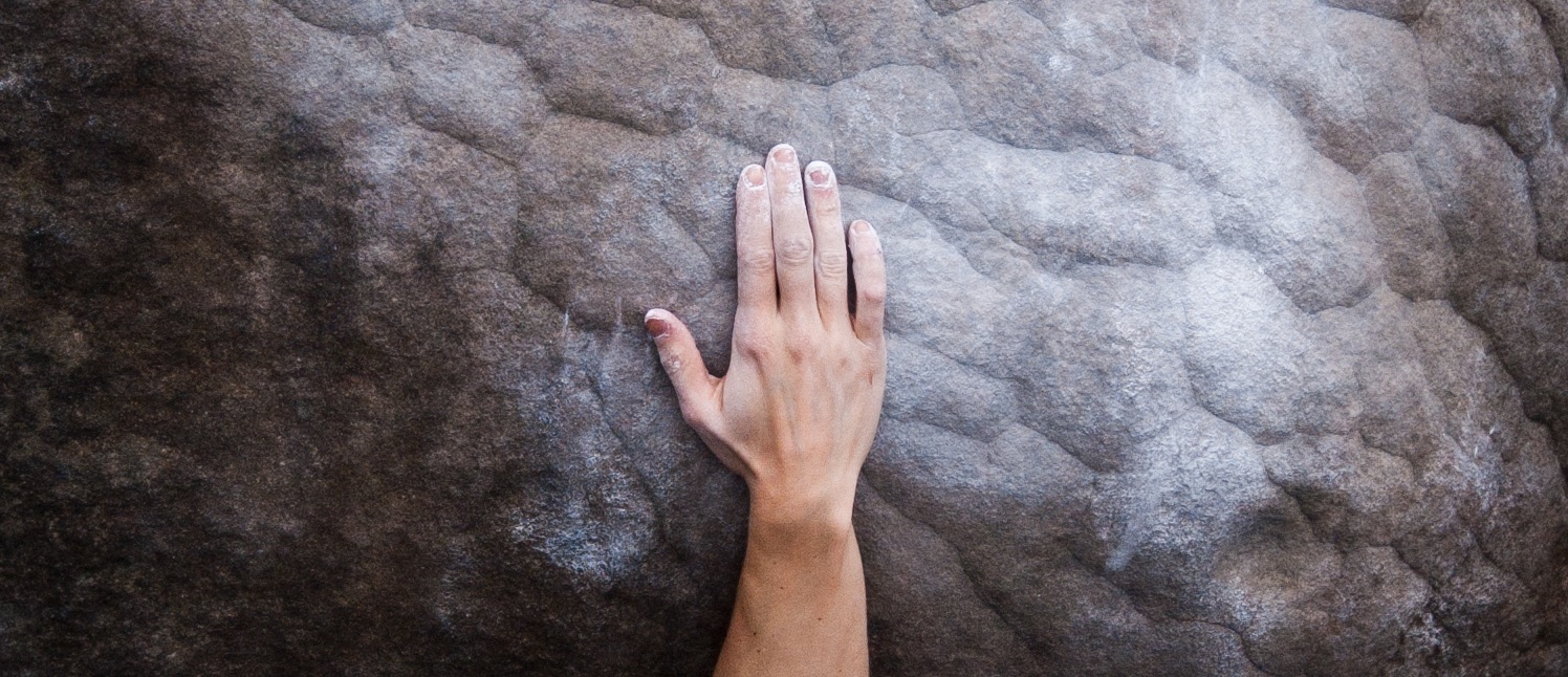 Bilden visar en hand på en bergyta.